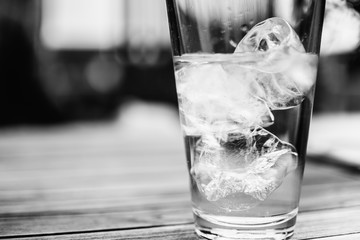Glas mit Eiswürfeln/Wasserglas mit Eiswürfeln auf einem Tisch