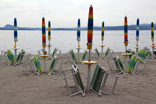 Gardasee, Italien: Strand an der Seepromenade von Toscolano Maderno am Morgen