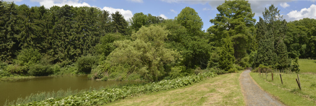 Het 18de eeuwse kasteel Hex in Belgie is bekend om zijn tuinen en rozen met de jaarlijkse rozendagen.