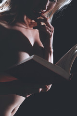 femme nue lisant livre érotique