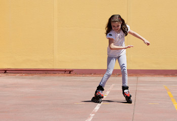 Bambina con i pattini in linea