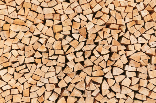 Ordentlich aufgeschichteter Holzstapel, Kaminholz, Brennholz, Rohstoff, Holzmiete, Brennwert