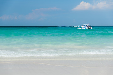 Fototapeta na wymiar Beautiful exotic beach with blue sky
