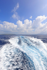 美しい沖縄の海と航跡