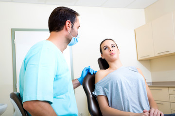 Obraz premium Young woman at the Dentist.