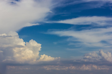 Obraz premium Fluffy white clouds and blue sky.