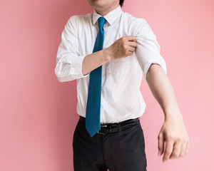 腕まくりをする男性