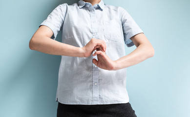 指を鳴らす女性