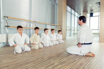 Naklejki  młode, piękne, odnoszące sukcesy multietyczne dzieci w pozycji karate