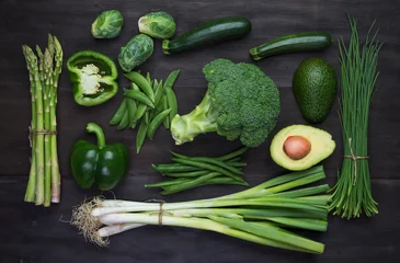 Gordijnen Verse groene biologische groenten © Lev