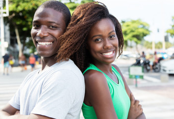 Afrikanisches Paar Rücken an Rücken in der Stadt