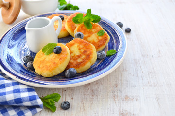 Cheesecakes of cottage cheese with honey and berries for breakfa