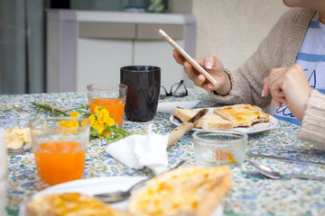 desayuno al aire libre con movil