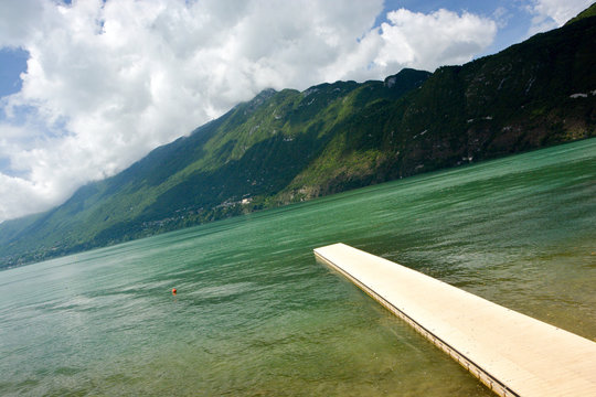 Ponton sur le Lac du Bourget à Aix les Bains en Savoie