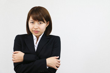 震える若い女性