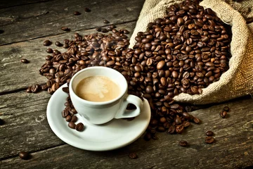 Deurstickers Koffie hete rokende espresso en koffiegraan