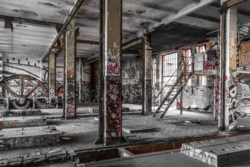 Keuken spatwand met foto verlaten fabrieksinterieur - oude bouwruïne © hanohiki