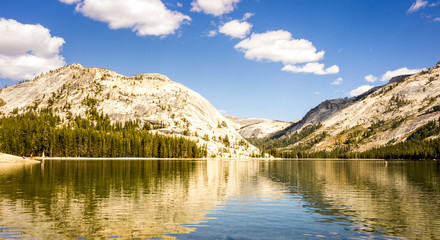 Fototapeta premium Beautiful lake in Yosemite National Park, California