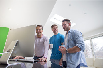 Obraz premium Friends Gathered Around Computer