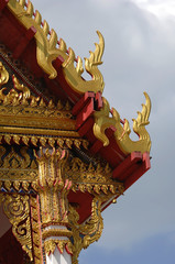 Fototapeta na wymiar Buddhistische Tempel und Buddhastatuen in Südostasien