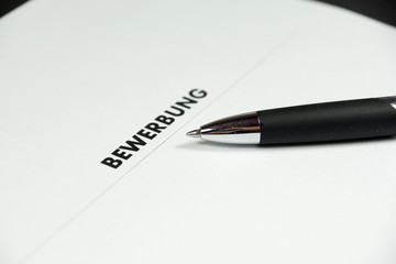 Eine Bewerbung und ein Stift