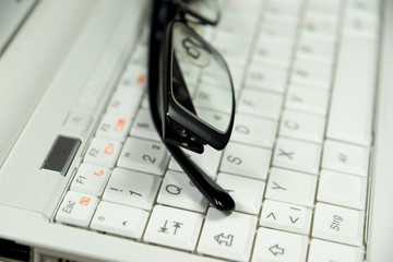 Eine Brille auf einem Laptop
