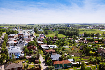 Fototapeta na wymiar Beautiful cityscape. View of the old Russian town of Suzdal. Gol