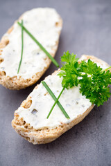 Crispbread with soft cheese with herbs and bacon.