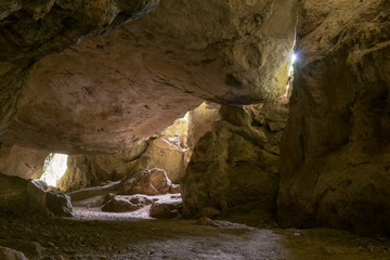 im Innern einer dunklen Kalksteinhöhle