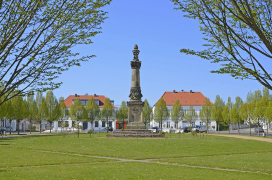 Markt mit Rathaus und Kriegerdenkmal, Putbus, R&uuml;gen