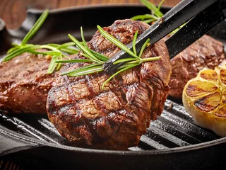 Photo sur Plexiglas Steakhouse beef steak on cooking pan