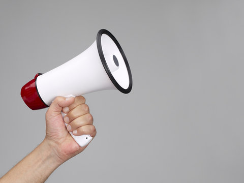 Hand mit Megafon