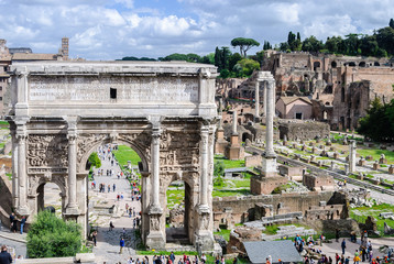Obraz premium ROME, ITALY - APRIL 21, 2008: Ruins of the ancient Roman Forum and Arch of Titus in Rome, Italy