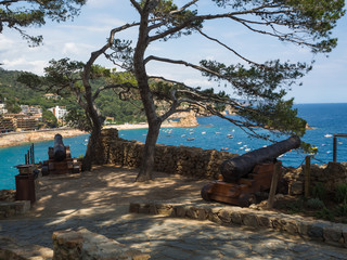 Obraz premium Cañones en la muralla del pueblo de Tossa de Mar en Cataluña, viajando por España en verano de 2016
