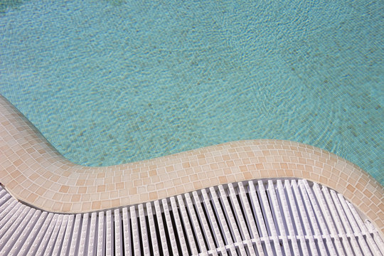 Curved pool edge