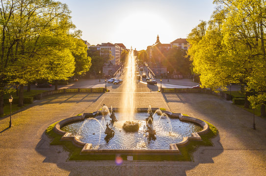 Germany, Munich, Prinzregent-Luitpold-Terrasse with fountain at backlight