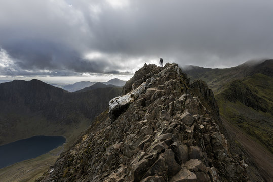 UK, North Wales, Snowdonia, Cwm Glas, Garnedd Ugain, Clogwyn y Parson, hiker