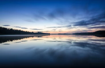 Foto auf Acrylglas Mitternacht am skandinavischen See © Piotr Wawrzyniuk