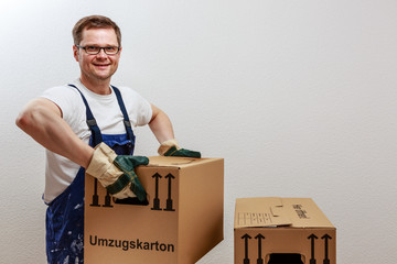Mann packt kräftig beim Umzug mit an