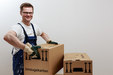 Mann packt kräftig beim Umzug mit an