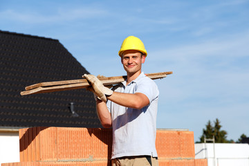 Lächelnder Bauarbeiter