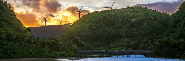 Windkraft vorm Sonnenuntergang, Ohau, Hawaii