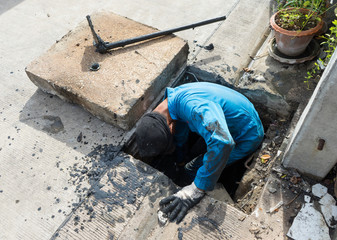 Working for drain cleaning. Problem with the drainage system.