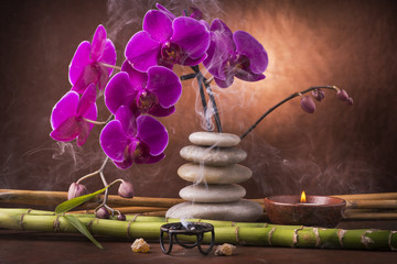 braciere con incenso,pila di pietre con orchidea e bambù