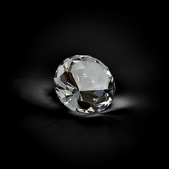 edler Solitär Diamant vor schwarzem Hintergrund