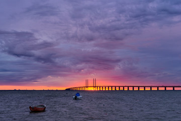 Obraz premium Sun setting between the pillars of the Öresundsbron bridge