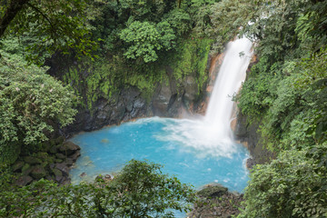 Wodospad w dżungli z błękitną wodą / krajobraz