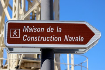 Panneau directionnel : Maison de la Construction navale