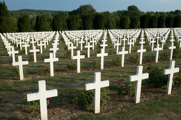 Fototapeta na wymiar Het ossuarium Douaumont,met het grootste kerkhof uit de regio Verdun met 15.000 graven van soldaten uit de eerste wereldoorlog.