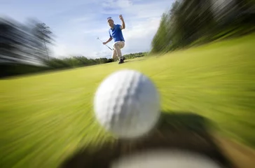 Photo sur Plexiglas Golf Balle roulant dans le trou